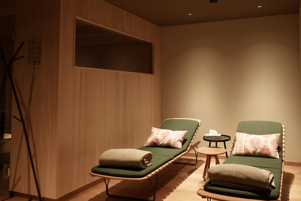 Two loungers in a quiet wellness area at Freiraum Apartments